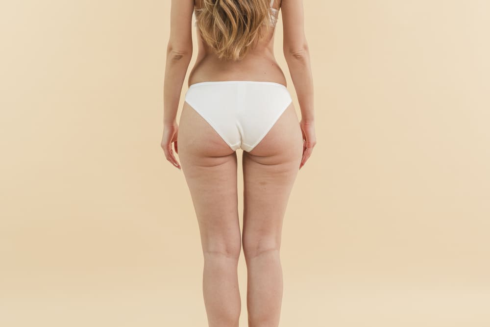 mujer-rubia-pelo-largo-vistiendo-ropa-interior-blanca